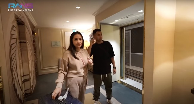 Melalui akun YouTube Rans Entertainment, Nagita dan Raffi memamerkan hotel penginapannya selama berlibur di Paris. Diketahui beberapa waktu lalu Nagita dan Raffi memboyong serta kedua anak mereka dan beberapa karyawannya untuk bersama-sama berkunjung ke Paris. Foto: YouTube/Rans Entertainment