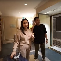 Melalui akun YouTube Rans Entertainment, Nagita dan Raffi memamerkan hotel penginapannya selama berlibur di Paris. Diketahui beberapa waktu lalu Nagita dan Raffi memboyong serta kedua anak mereka dan beberapa karyawannya untuk bersama-sama berkunjung ke Paris. Foto: YouTube/Rans Entertainment