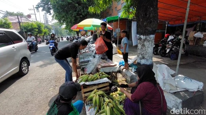 penjual jagung ketiban berkah malam tahun baru