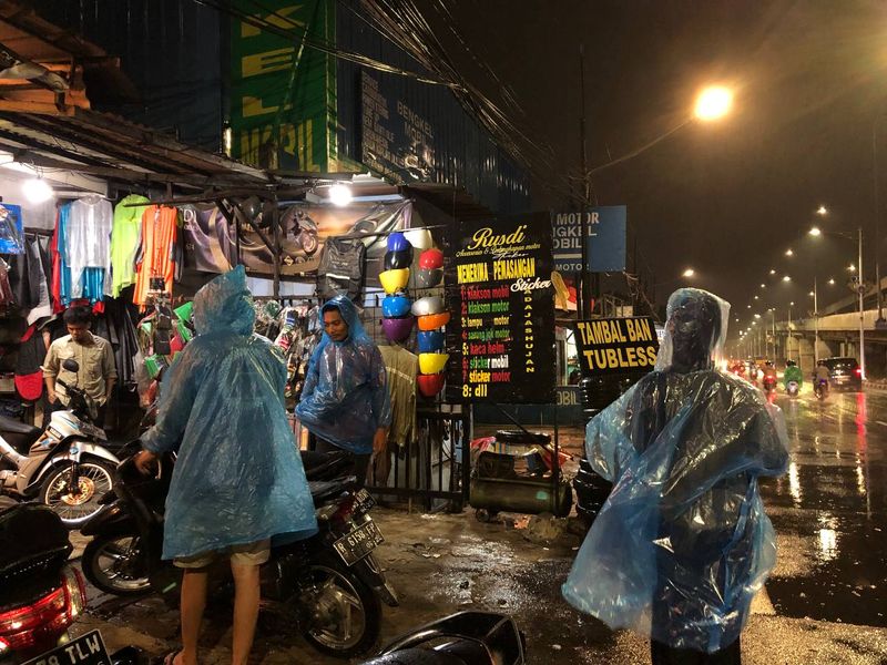 Penjual jas hujan.