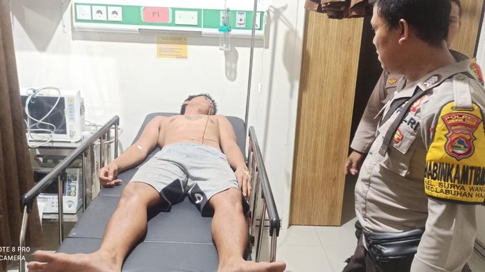 SP, korban penusukan asal Bogor mendapatkan perawatan medis di Puskesmas Labuan Haji. Foto: Humas Polres Lombok Timur.