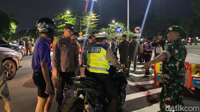 Penyekatan Batas Kota Surabaya Jelang Pergantian Tahun Petugas Gabungan menggelar penyekatan dibatas Kota Surabaya menjelang pergantian tahun baru, Minggu (31/12/2023).