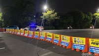 Penutupan di Bundaran Waru dimulai sejak pukul 18.45 WIB. Kendaran dari arah luar kota yang tidak standart dilakukan penindakan.
