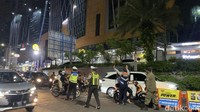 Sejumlah petugas gabungan melakukan penyekatan di Bundaran Waru yang mengarah masuk ke Kota Surabaya.