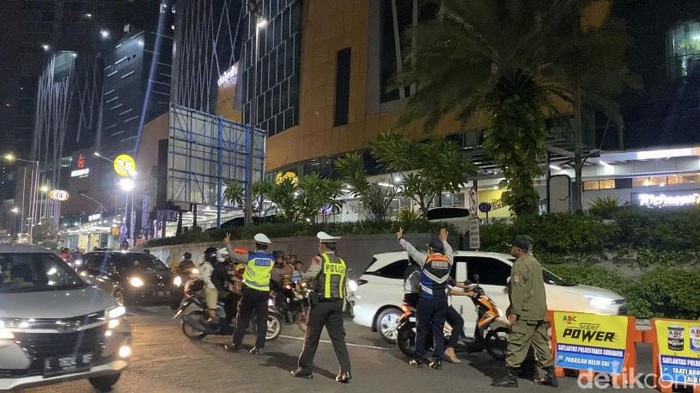 Petugas Gabungan menggelar penyekatan dibatas Kota Surabaya menjelang pergantian tahun baru, Minggu (31/12/2023).