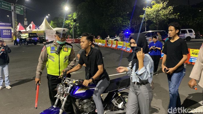 penyekatan bundaran waru