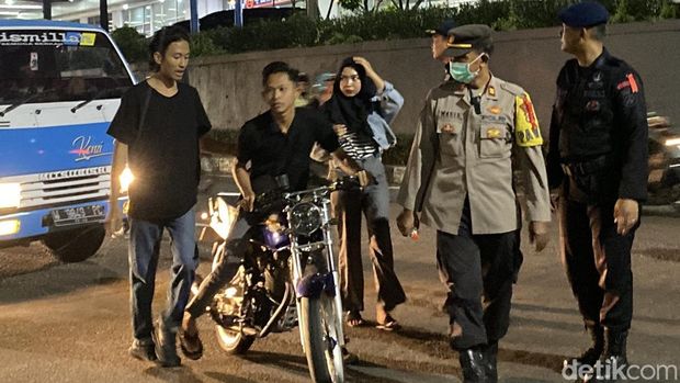 penyekatan bundaran waru