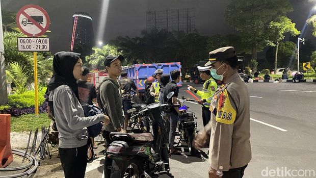 penyekatan bundaran waru