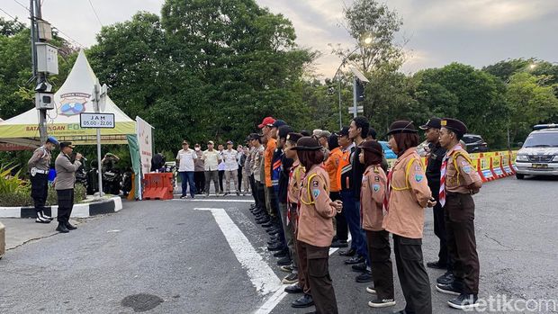 Penyekatan di Bundaran Waru