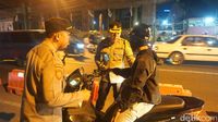 Penyekatan Malam Tahun Baru Di Jalan Mastrip Surabaya, 2 Dus Miras Disita