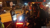 Penyekatan juga dilakukan di Jalan Mastrup. Polsek Karang Pilang menindak pengendara knalpot brong dan menemukan dua dus arak dalam razia itu.