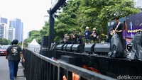 Sejumlah pengisi acara melakukan persialan di salah satu panggung Hiburan Muda Mudi yang berada di jalan Sudirman, Jakarta, Minggu (31/12/2023). Pada malam menuju pergantian tahun ini, Pemprov DKI mengusung tema ‘Festival Malam Muda Mudi, Jakarta Kota Global’ dengan puncak perayaan digelar di sepanjang Jalan MH Thamrin sampai Jalan Sudirman.