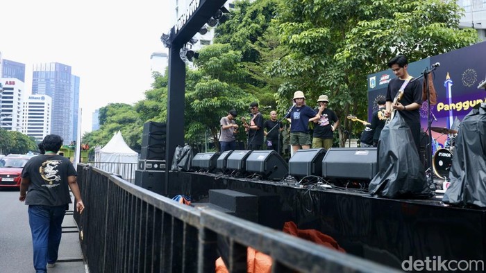 Sejumlah pengisi acara melakukan persialan di salah satu panggung Hiburan Muda Mudi yang berada di jalan Sudirman, Jakarta, Minggu (31/12/2023). Pada malam menuju pergantian tahun ini, Pemprov DKI mengusung tema ‘Festival Malam Muda Mudi, Jakarta Kota Global’ dengan puncak perayaan digelar di sepanjang Jalan MH Thamrin sampai Jalan Sudirman.