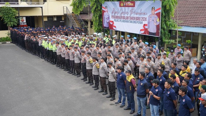 Personel Polres Pelabuhan Tanjung Perak Surabaya disiagakan untuk amankan malam pergantian tahun 2024.
