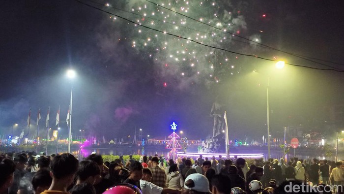 Pesta kembang api di Tana Toraja, Sulsel.