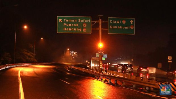 Petugas Jasa Marga sedang melakukan pengalihan arus kendaraan di Simpang Polingga KM 46 Tol Jagorawi, pintu GT Ciawi, Kabupaten Bogor, Jawa Barat, Sabtu (31/12/2022). (CNBC Indonesia/Muhammad Sabki)