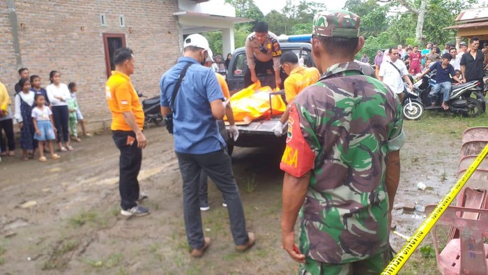 Pihak kepolisian saat olah TKP penemuan jasad korban. Foto: (Dok. Polres Tebing Tinggi)