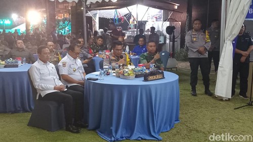 Pj Gubernur Bali Mahendra Jaya (dua dari kiri) di Pantai Kuta, Senin (1/1/2024).