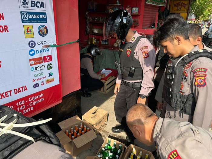 Polisi bongkar warung token listrik jual miras ilegal