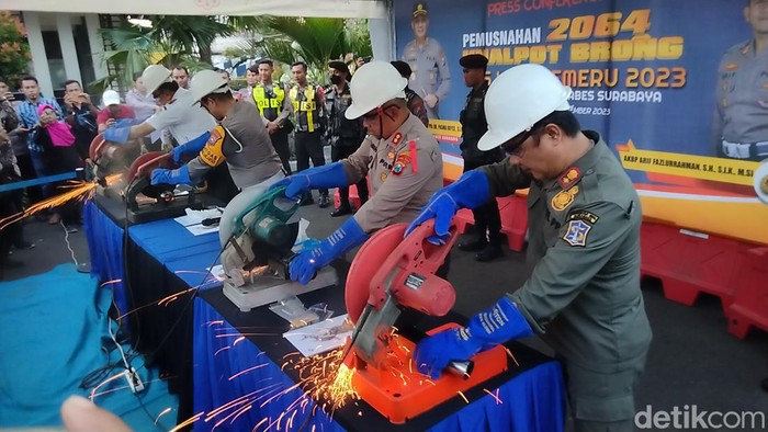 Polisi, Satpol PP, dan Dishub memotong knalpot brong di Satpas Colombo Satlantas Polrestabes Surabaya.