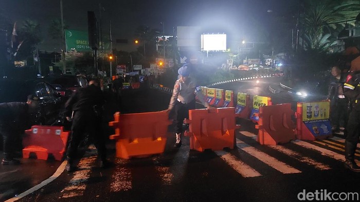 Polisi tutup jalan menuju Puncak Bogor saat car free night