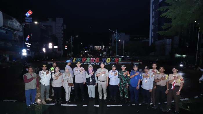 Polsek Mampang Prapatan, Koramil 02 Mampang Prapatan dan pihak Kecamatan Mampang Prapatan menggelar patroli 3 pilar jelang malam tahun baru 2024. (dok istimewa).