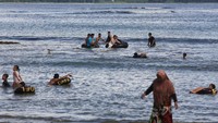 Sejumlah pengunjung berenang di kawasan objek wisata Pantai Desa Lhok Bubon, Kecamatan Samatiga, Aceh Barat, Aceh, Minggu (31/12/2023).