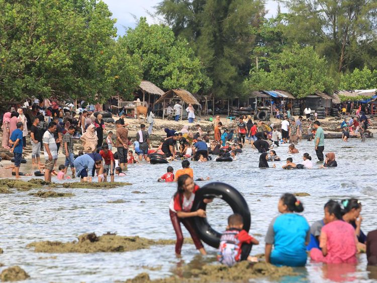 Potret Pantai Aceh Barat Ramai Pengunjung Liburan Tahun Baru