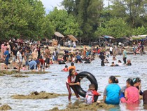 Potret Pantai Aceh Barat Ramai Pengunjung Liburan Tahun Baru