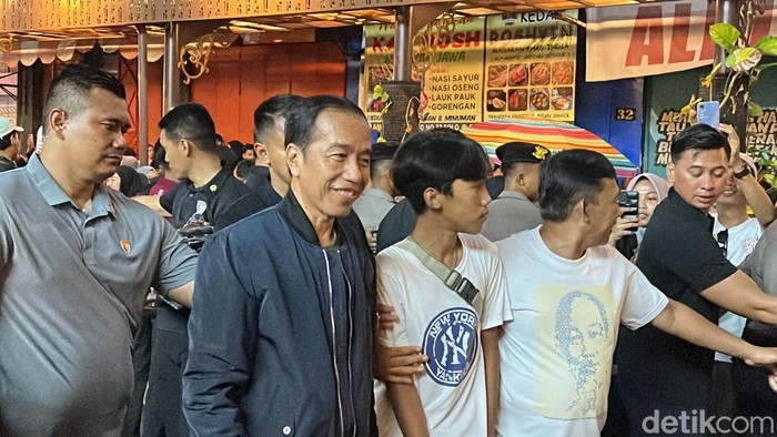 Presiden Joko Widodo (Jokowi) menghabiskan malam Tahun Baru 2024 di Solo Car Free Night, Minggu (31/12/2023).
