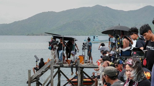 Proses shooting film Lima Bintang Timur di dermaga pantai di kawasan Golomori, Labuan Bajo, Manggarai Barat, NTT, beberapa waktu lalu.