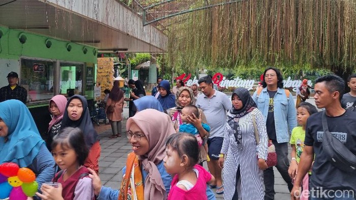 Ramai pengunjung berlibur akhir tahun di KBS.