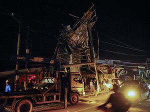 Rangka Atap Rumah di Pandeglang Nyangkut di Kabel Listrik