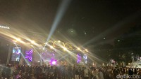 Foto: Ratusan warga memadati Lapangan Benteng Medan pada malam tahun baru untuk menyaksikan atraksi Drone Light Show. (Kartika Sari/detikSumut)