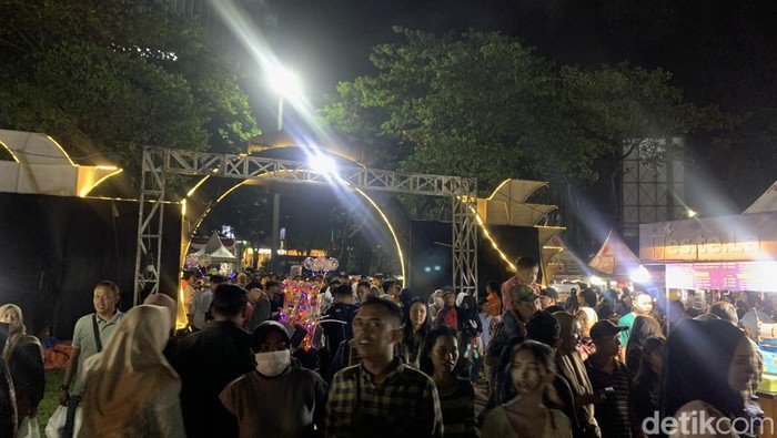 Ratusan warga padati Lapangan Benteng Medan pada malam tahun baru. (Kartika Sari/detikSumut) Ratusan warga padati Lapangan Benteng Medan pada malam tahun baru. (Kartika Sari/detikSumut)