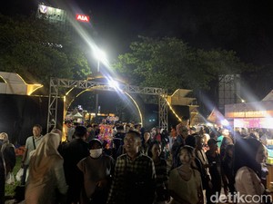 Ratusan Warga Medan Padati Lapangan Benteng, Penasaran Lihat Atraksi Drone