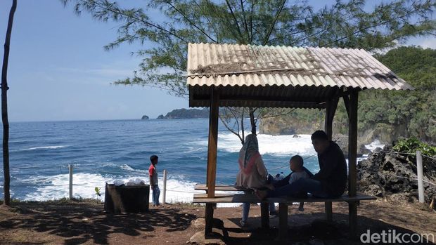 Rekomendasi Pantai Watu Bale Pacitan buat liburan tahun baru Pantai Watu Bale Pacitan bisa menjadi alternatif menkimati liburan tahun baru, Minggu (31/12/2023).
