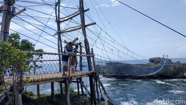 Rekomendasi Pantai Watu Bale Pacitan buat liburan tahun baru Pantai Watu Bale Pacitan bisa menjadi alternatif menkimati liburan tahun baru, Minggu (31/12/2023).