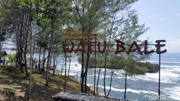 Pantai Watu Bale Pacitan bisa menjadi alternatif menkimati liburan tahun baru, Minggu (31/12/2023).