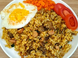 Menu Harian Ramadan 19: Serba Daging! Nasi Goreng Kari dan Tumis Buncis Sapi