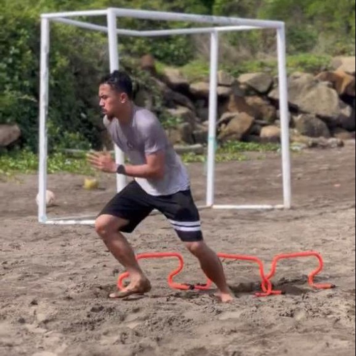 Reva Adi Utama, Kapten Persebaya memilih latihan mandiri di salah satu pantai di Makassar. Tidak tanggung-tanggung, pemain berposisi bek sayap itu juga menyiapkan pelatih kebugaran untuk menemaninya dalam latihan.