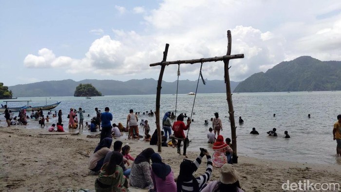 Ribuan Wisata Padati Pantai Mutiara Trenggalek Jelang Pergantian Tahun Ribuan Wisata Padati Pantai Mutiara Trenggalek menjelang Pergantian Tahun. Akibatnya kantong parkir penuh, Minggu (31/12/2023).
