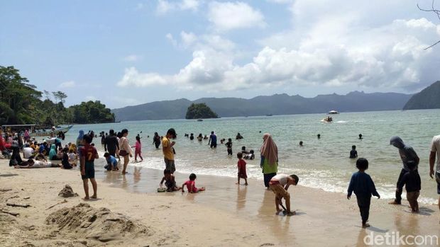 Ribuan Wisata Padati Pantai Mutiara Trenggalek menjelang Pergantian Tahun. Akibatnya kantong parkir penuh, Minggu (31/12/2023).