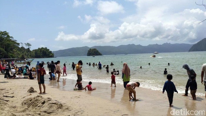Ribuan Wisata Padati Pantai Mutiara Trenggalek Jelang Pergantian Tahun Ribuan Wisata Padati Pantai Mutiara Trenggalek menjelang Pergantian Tahun. Akibatnya kantong parkir penuh, Minggu (31/12/2023).