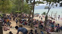 Pengunjung di Pantai Mutiara terlihat ramai hampir memenuhi pesisir Pantai Mutiara.