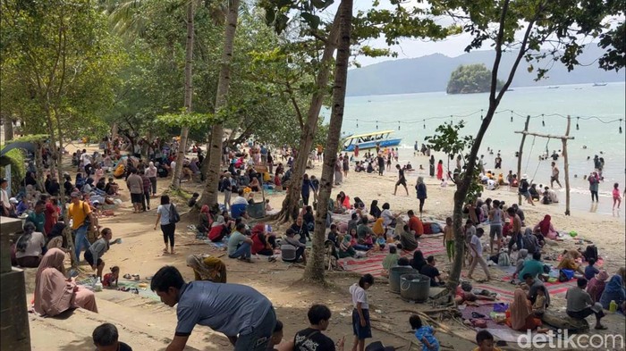 Ribuan Wisata Padati Pantai Mutiara Trenggalek menjelang Pergantian Tahun. Akibatnya kantong parkir penuh, Minggu (31/12/2023).