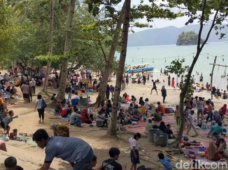 Ribuan Wisatawan Padati  Pantai Mutiara Trenggalek Jelang Pergantian Tahun