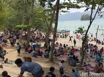 Ribuan Wisatawan Padati  Pantai Mutiara Trenggalek Jelang Pergantian Tahun