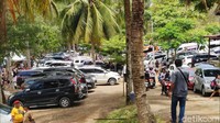 Tingginya animo masyarakat mengakibatkan kantong parkir penuh dan membeludak ke jalan.