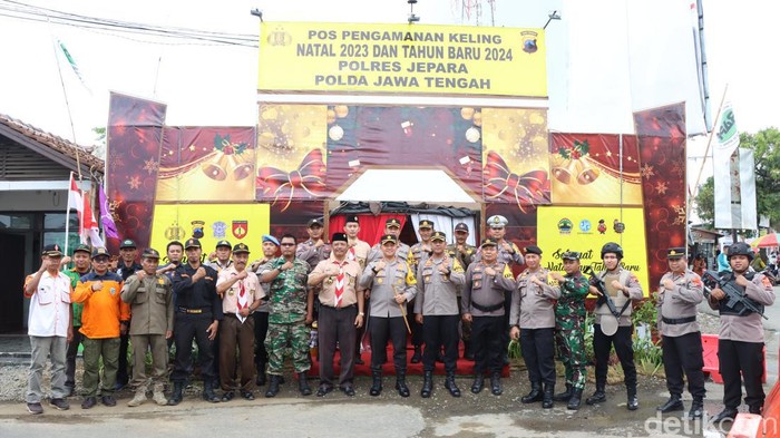 Rombongan Polres Jepara mengecek sejumlah lokasi wisata di Jepara saat momen libur tahun baru, Minggu (31/12/2023).